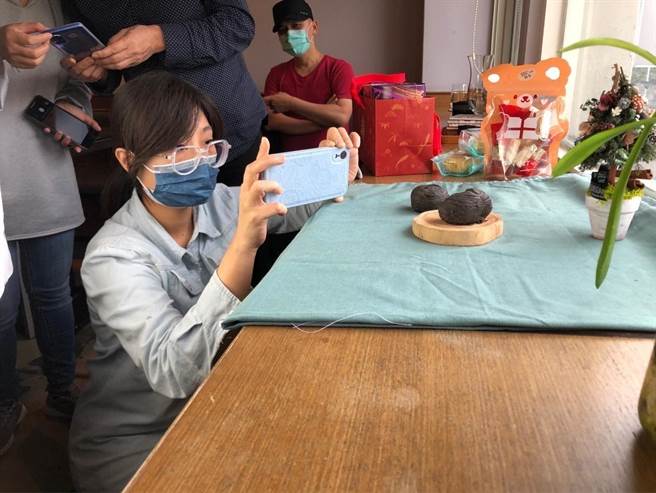 花莲县政府客家事务处日前开设「兴趣创造第二收入X手机摄影实战」课程，邀请斜杠摄影讲师指导学员用手机拍出美感照片，提升商品行销力。（花莲县政府提供／罗亦晽花莲传真）
