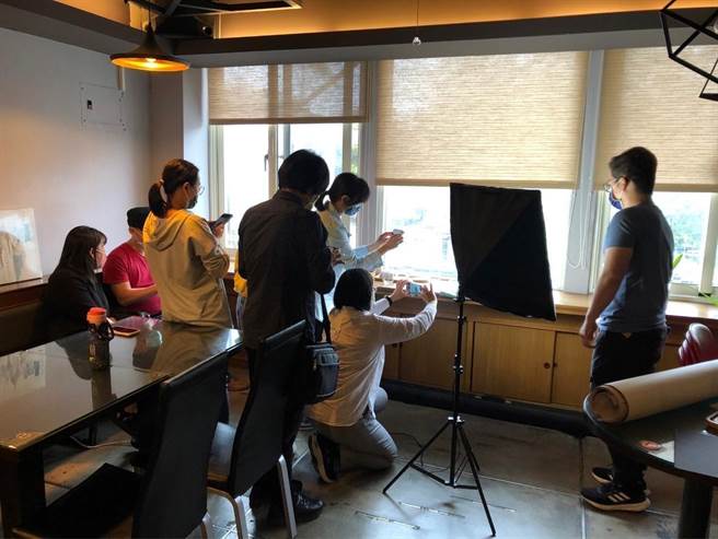 花莲县政府客家事务处日前开设「兴趣创造第二收入X手机摄影实战」课程，邀请斜杠摄影讲师指导学员用手机拍出美感照片，提升商品行销力。（花莲县政府提供／罗亦晽花莲传真）