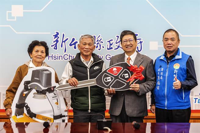 徐红来（左二）、徐曾鏬妹（左一）夫妇捐救灾车、自动心肺復甦机给新工消防分队，县长杨文科（右二）代表受赠。（罗浚滨摄）