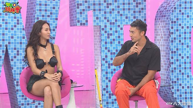 薔薔（左）火辣裝扮，讓現場主持人、嘉賓害羞不已。（八大提供）