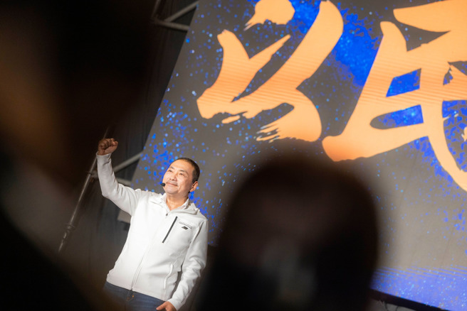 新北市市长侯友宜过去多穿白色外套。（图／取自侯友宜脸书）