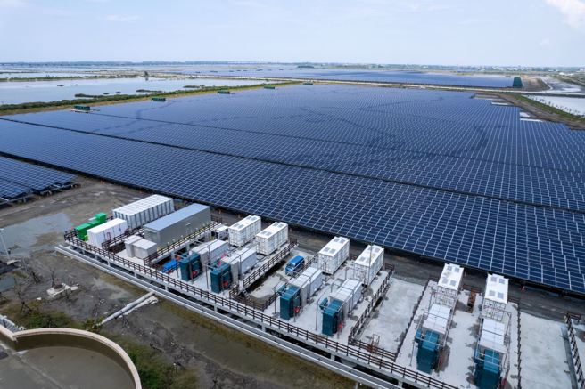 台电推出国内首座百万瓦MW级「光储合一」台南盐田光电储能园区。 (图/台湾电力公司提供)