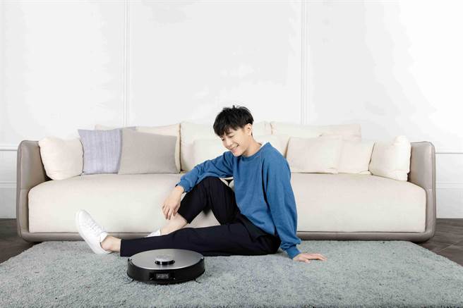 韦礼安表示扫地机器人是岁末年终犒赏自己与家人的好选择。( ECOVACS提供) 