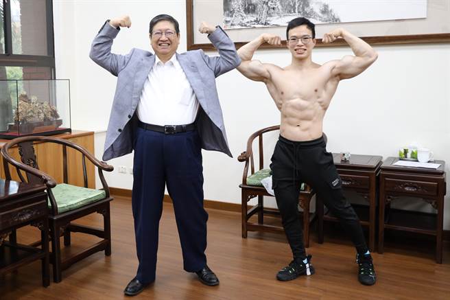 新竹县长杨文科（左）和世界健美冠军刘明毅一起摆出比赛指定动作。（新竹县府提供／邱立雅竹县传真）