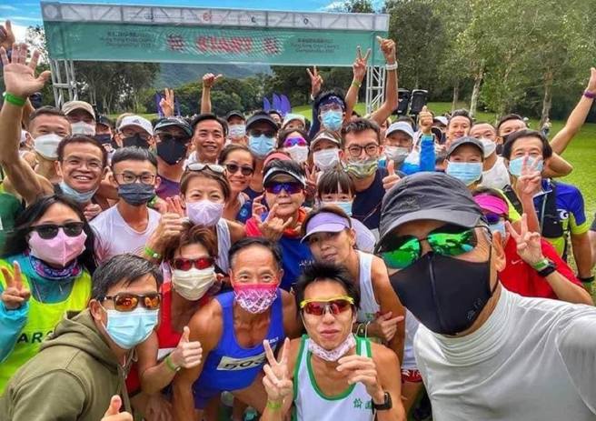 周潤發賽後親自掌鏡與選手自拍。(圖／截圖自微博)