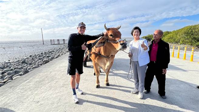 伊登体验了「芳苑潮间带牛车採蚵」，牛车採蚵2016年成为彰化第一个以产业登录的无形文化资产。(县府提供／吴建辉彰化传真)