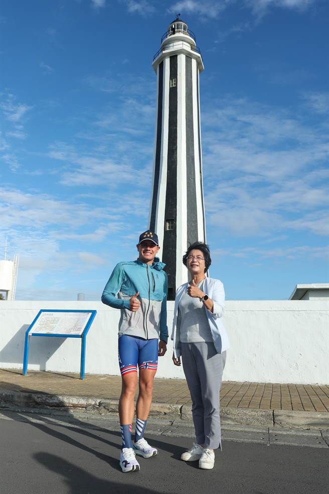 王惠美还带伊登参观与杨谨华金钟撞衫的「芳苑灯塔」，八角形外型搭配黑白垂直条纹，是号称全台最时尚的灯塔。(县府提供／吴建辉彰化传真)