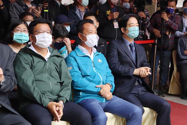 针对民进党党主席选举，同场出席的嘉义县长翁章梁、民进党嘉义市长候选人李俊俋有所表态。（吕妍庭摄）