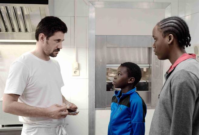 乔莉姆本杜（右起）饰演的姊姊和弟弟帕布罗席尔斯，为了生活替药头贩毒。（海鹏提供）★《中时新闻网》关心您：保护自己、远离毒品！