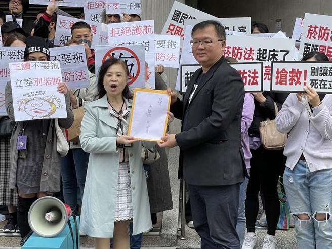 国民党立委李德维到场接受民眾陈情，支持速修新法。（陈鸿伟翻摄）