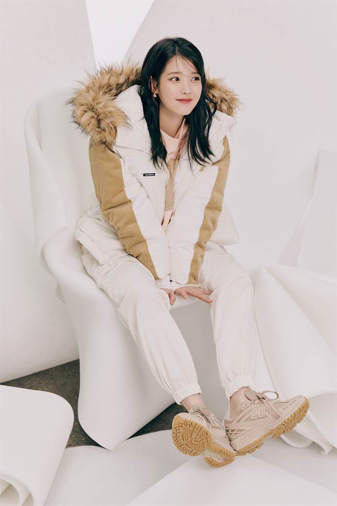 New Balance亚太区形象大使、南韩人气女星IU演绎1906R鞋款，外型散发潮流魅力更兼顾机能性，4980元。（New Balance提供）