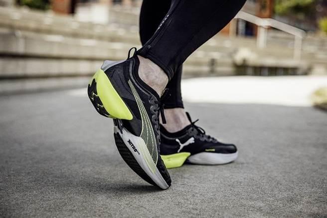 PUMA Fasr-R NITRO Elite Carbon，6780元，清凉感深受跑者喜爱，酷炫外型一秒抓住视线。（PUMA提供）