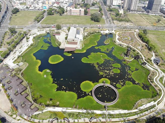 台中市帝国糖厂星泉湖呈现绿意，为环境永续推动指标建设。(中市府提供)