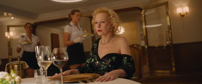 《疯狂富作用》片中大量讽刺富豪们的失控行径，令人看了捧腹大笑。（CATCHPLAY提供）