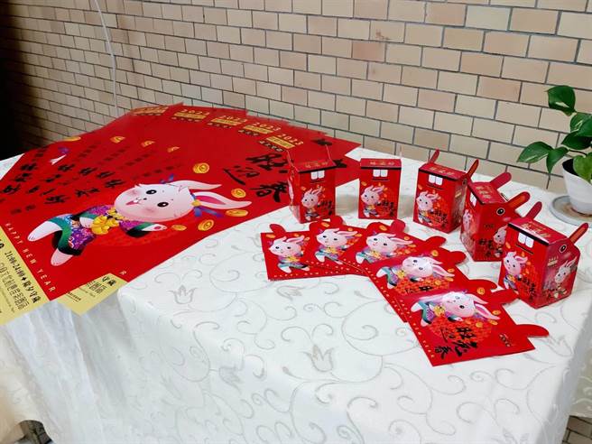 今（6日）由宜兰县长林姿妙揭晓兔年纪念红包及春联的崭新设计意象，纪念红包即日起开放订购，象徵「2023欢乐宜兰年」活动正式起跑。（吴佩蓉摄）