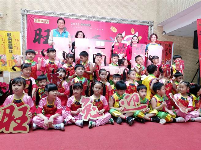 宜兰县长林姿妙今（6日）揭晓最受民眾期待的兔年纪念红包及春联的设计成果。（吴佩蓉摄）