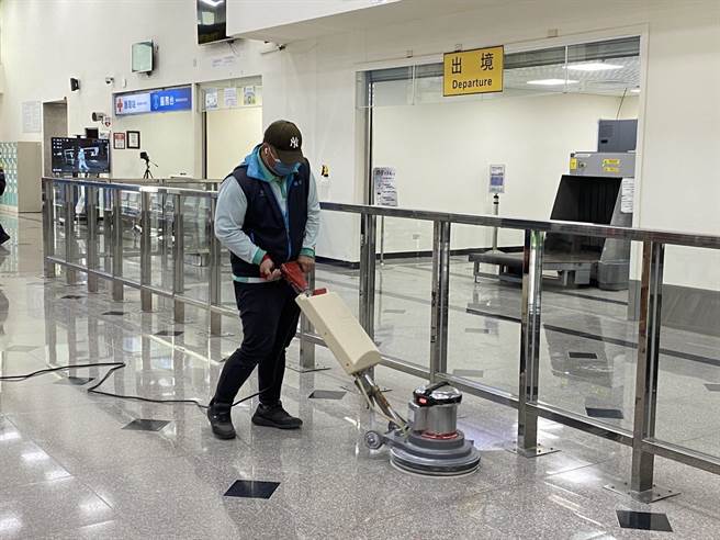 金門水頭小三通出境大廳近來加強各項清潔維護等準備工作，讓小三通復航出現一絲曙光。(于家麒攝)