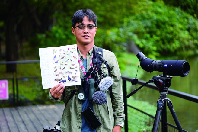 「鸟类向导」熟悉鸟类习性，了解如何在大自然中找到及观察鸟类，帮助爱鸟者以友善自然的方式赏鸟。（摄影／王力平）