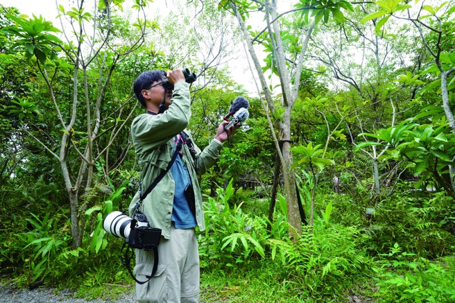 在野外寻找鸟类除了倚靠听觉，相关辅助器材也要随身携带，以便随时派上用场。（摄影／王力平）
