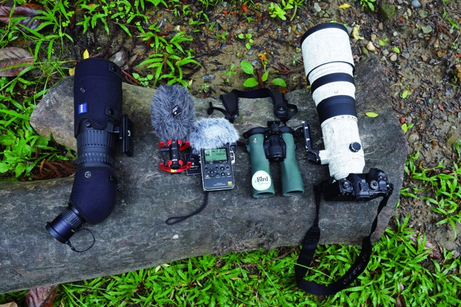 在野外寻找鸟类除了倚靠听觉，相关辅助器材也要随身携带，以便随时派上用场。（摄影／王力平）