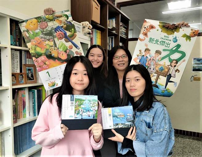 2023「新北杰出力」环保月历 10颗废电池免费换。（叶德正摄）