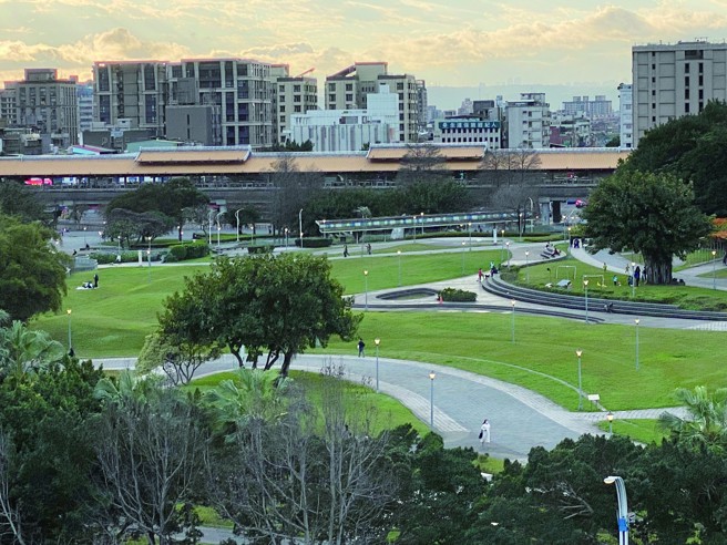 都市中的公园可以拉近彼此的距离。（图／苏喻哲）