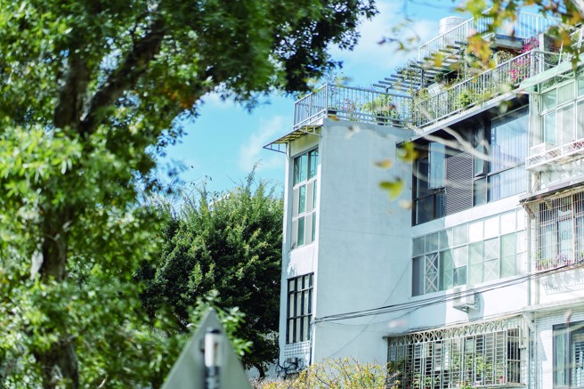 户外的绿意与民宅内的植栽相映，让我们的生活空间更舒适。（摄影／KRIS KANG）