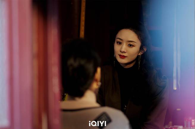 赵丽颖演活钢铁女强人许半夏。（爱奇艺国际站提供）