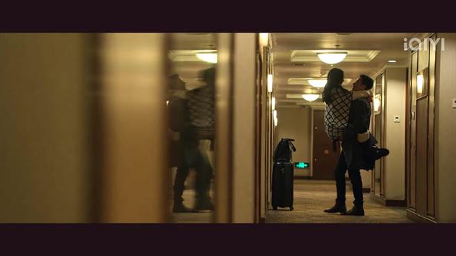 《风吹半夏》李光洁抱着赵丽颖进房共度春宵。（翻摄自爱奇艺国际站）