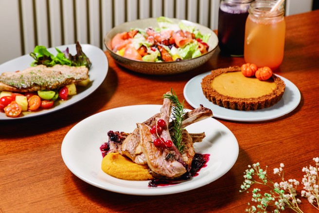 战斧猪排、香煎鱼排佐番茄沙拉、南瓜派等都是不落俗套的耶诞大餐选择。（摄影／张国耀）