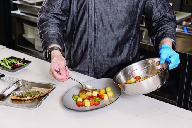 凤梨、番茄等可以煎烤方式制成温沙拉，让甜味更鲜明，也富有耶诞气息。（摄影／张国耀）
