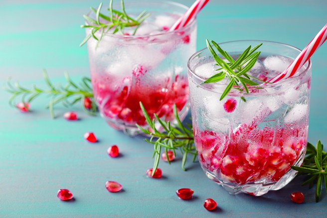 以果酱为基底制成的水果气泡饮色彩缤纷，充满节庆感。（图／Natali Popova）
