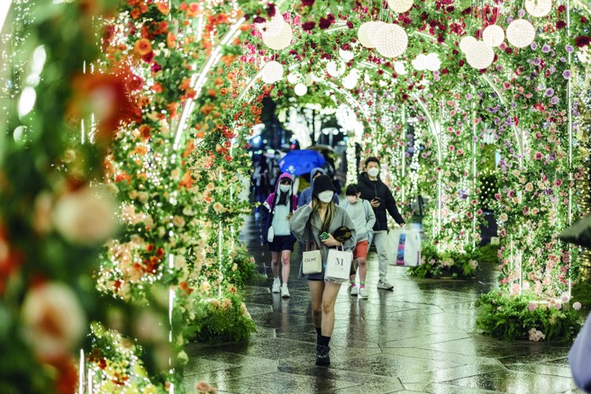 信义商圈缤纷灿烂的耶诞拱门、灯饰，烘托出浓浓的节庆气息。（摄影／林冠良）