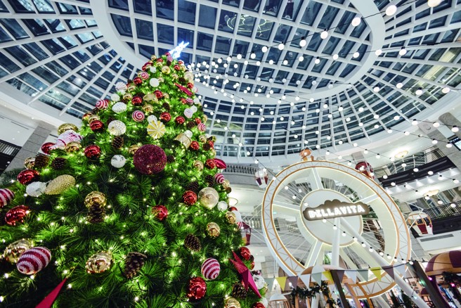 信义商圈百货业者在耶诞前夕摆置耶诞造景，成为佳节时的一大亮点。（摄影／林冠良）