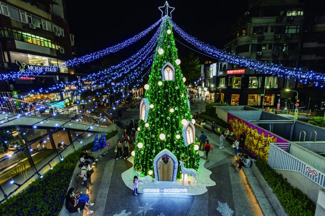 每年岁末，「心中山线形公园」都会摆设耶诞造景，成为商圈一大亮点。（图／台北市商业处）