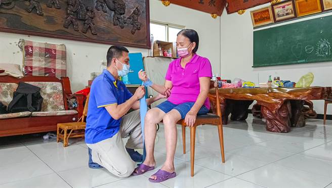 屏东基督教医院今年6月导入脑中风居家復健服务，使得脑中风治疗无缝接轨，除让病患在3个月后恢復自理生活能力外，还减轻家属照顾压力。（屏基提供／谢佳潾屏东传真）