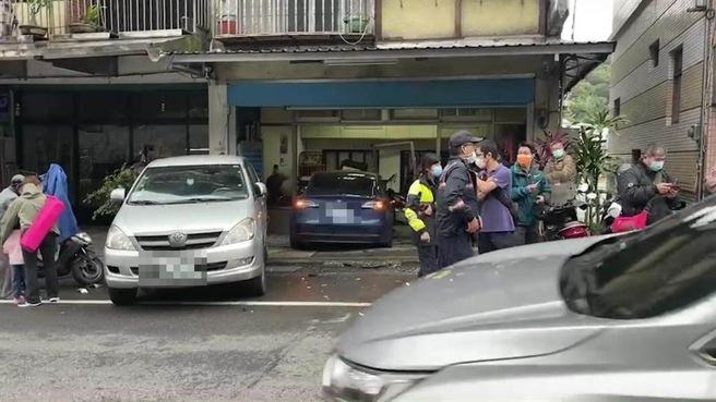 基隆市中山区6日下午发生一起离奇车祸，一辆特斯拉不明原因撞开了路边停放的货车，再撞进民宅里，事发后驾驶也不知道到底发生什么事。（张志康摄）