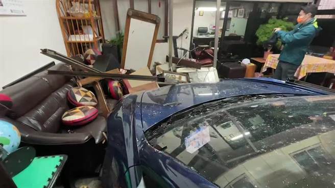 基隆市中山区6日下午发生一起离奇车祸，一辆特斯拉不明原因撞开了路边停放的货车，再撞进民宅里，事发后驾驶也不知道到底发生什么事。（张志康摄）