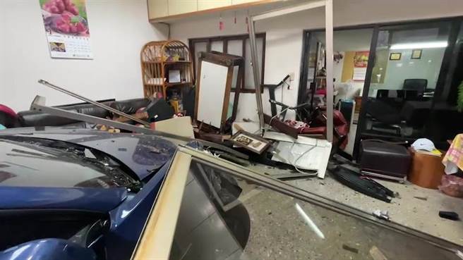 基隆市中山区6日下午发生一起离奇车祸，一辆特斯拉不明原因撞开了路边停放的货车，再撞进民宅里，事发后驾驶也不知道到底发生什么事。（张志康摄）