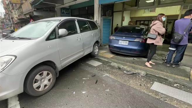 基隆市中山区6日下午发生一起离奇车祸，一辆特斯拉不明原因撞开了路边停放的货车，再撞进民宅里，事发后驾驶也不知道到底发生什么事。（张志康摄）