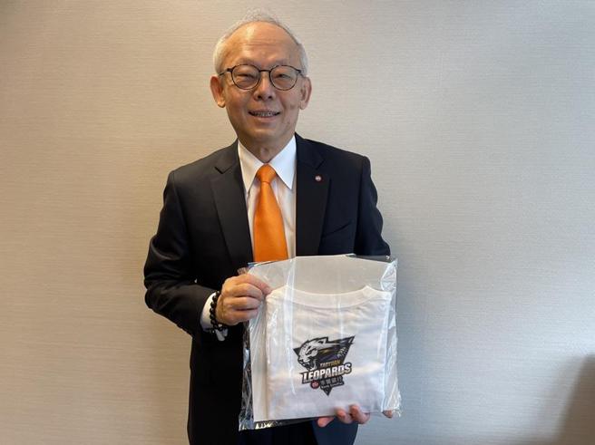 （永丰金首席经济学家黄荫基认为兔年投资有三道曙光「通膨降温、经济落底、停止升息」，生活三大亮点则是桃园永丰云豹魔兽、BTS田柾国、九天玄女降肉。图／魏乔怡）