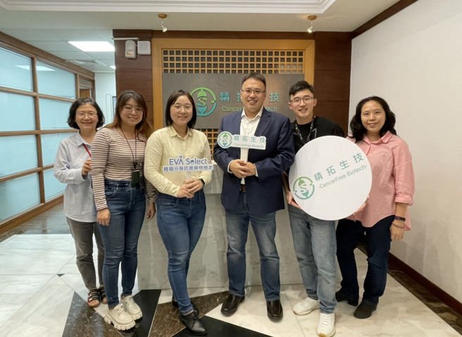 (右3) 精拓生技创办人暨执行长陈柏翰与团队 (中时新闻网摄)
