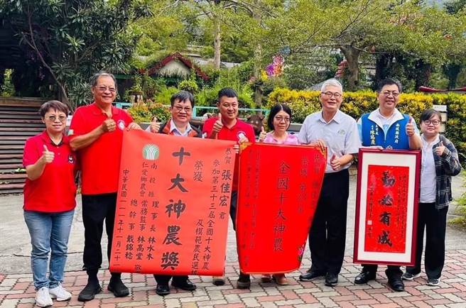 张佳宏打造科技育苗场，并以冷链技术让百香果种苗行销海外，获选全国十大神农奖。（南投县政府提供／杨静茹南投传真）