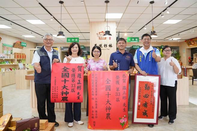 茶农罗正彬配合小地主大专业农政策，取得多项验证，致力推动食农教育，获全国十大神农奖。（南投县政府提供／杨静茹南投传真）