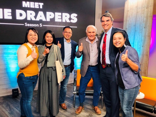 精拓生技赢得《Meet The Drapers》第五季总冠军与100万美元投资。(左3) 精拓生技创办人暨执行长陈柏翰 (精拓生技提供)