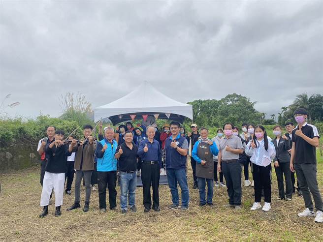 水保局花莲分局邀「水保农村再生社区」代表，参访南华社区的农场发电设备，分享经验。（民眾提供）