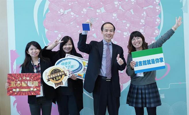 国资图推广全民阅读，善尽社会责任 ，获得教育部「社会教育贡献奖」，馆长刘仲成（右2）代表受奖。（国资图提供／陈淑芬台中传真）