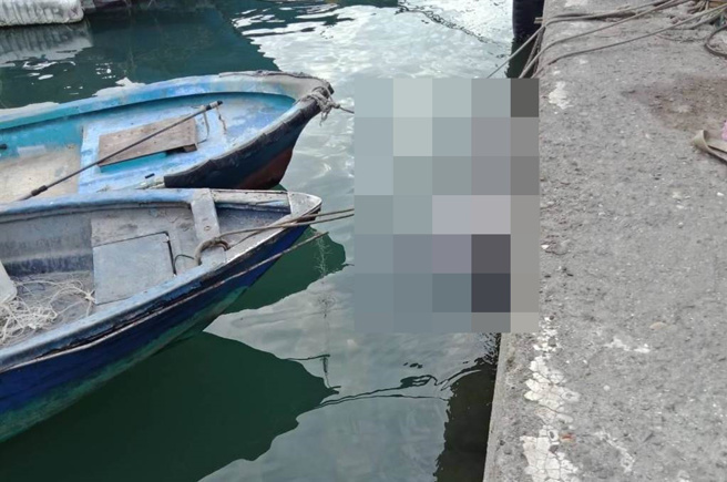 旗津区大汕头渔港附近被发现有1名妇人在水中载浮载沉。（翻摄照片／高雄洪靖宜传真）