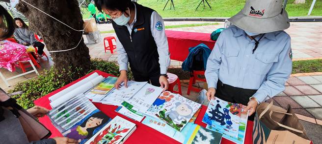 雪管处将参加冬令营的小朋友作品制作成绘本。（谢明俊摄）