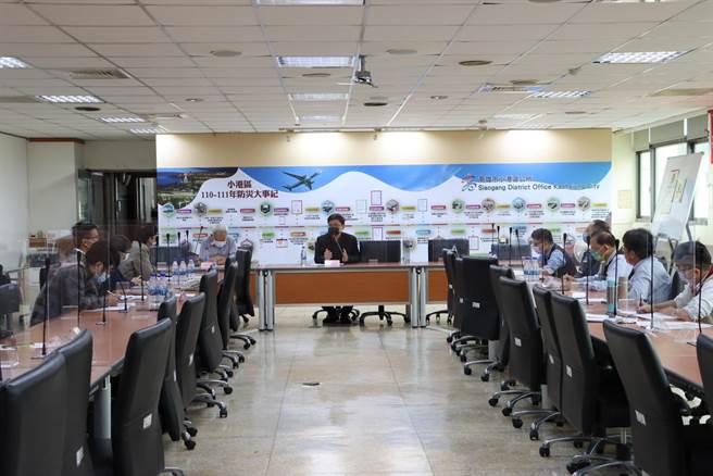 立委赖瑞隆今天邀集小港区长谢水福、交通部简任技正黄胜兴、高速公路局副局长陈国隆、高雄市政府交通局、工务局等人召开协调会，要求中央地方合作加速各项审议、设计及用地取得作业。（柯宗纬翻摄）